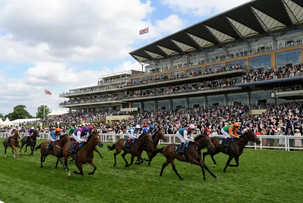 Royal Ascot com público e corrida de cavalos na pista de grama